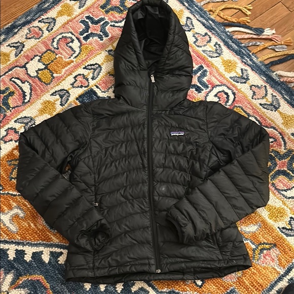 EUC Patagonia Women's Black Hooded Jacket SZ M - Picture 1 of 6